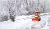 KDW Winterservice | kleiner Schneepflug bei der Räumung einer Zufahrtsstraße.